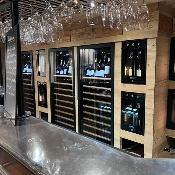 Caves à vins de service EuroCave encastrées en restaurant