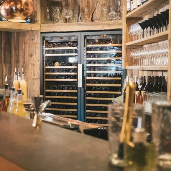 Caves à vins de service EuroCave encastrée avec intérieur vieux bois