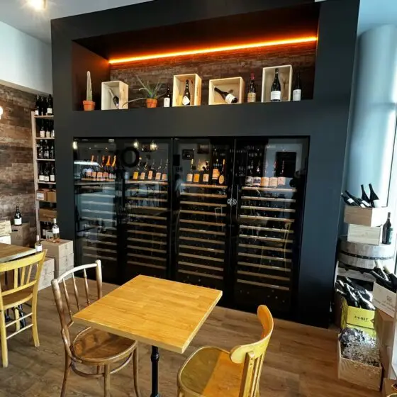 Caves à vins de service EuroCave intégrées dans un agencement sur-mesure