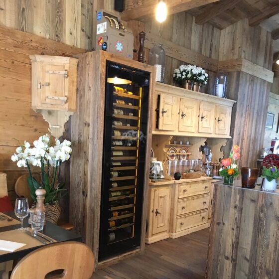 Caves à vins de service EuroCave intégrées dans un restaurant d'altitude